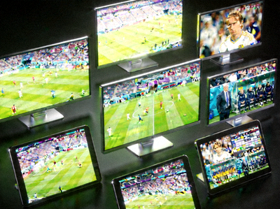 多台显示设备同时播放不同角度足球比赛直播的画面