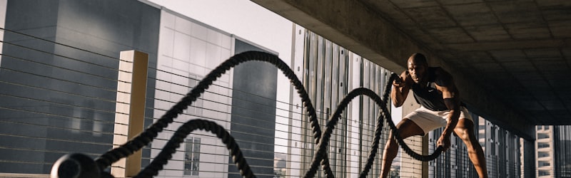 大力神杯在聚光灯下闪耀着金色光芒