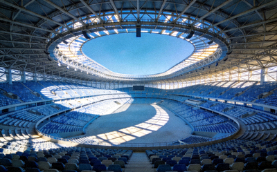 体育场内部宏伟结构，无数座椅与顶棚